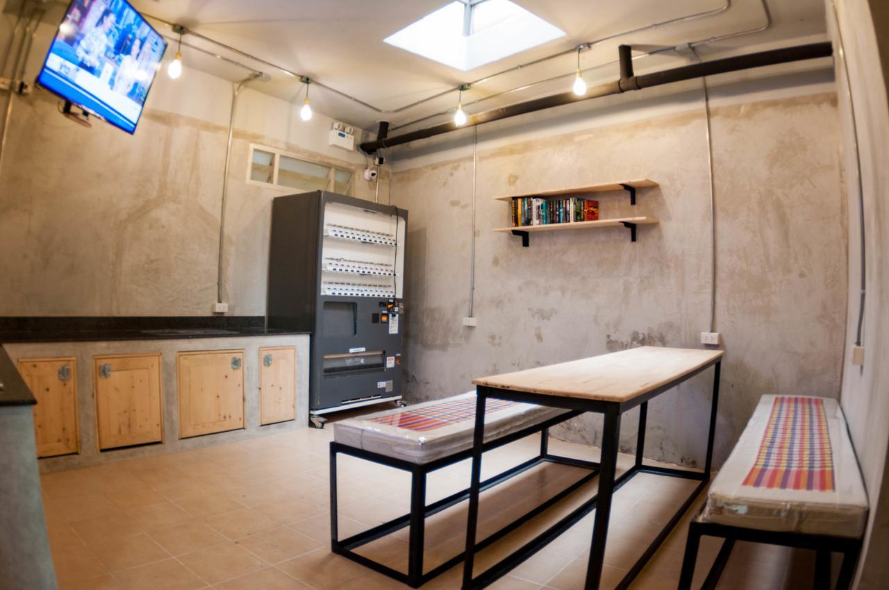 Hostel A'Stel Bangrak (Adults Only) Bangkok Exterior foto